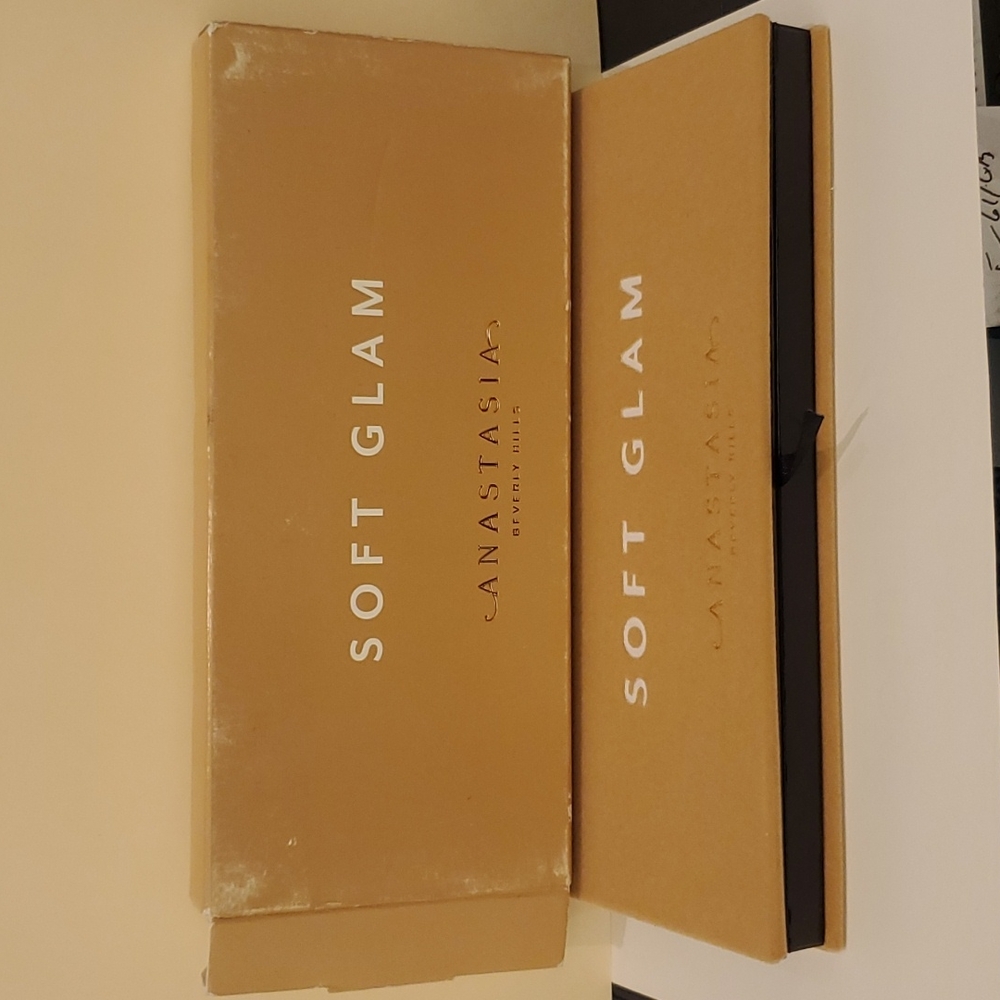 Anastasia Beverley Hills Soft Glam. 100% Original